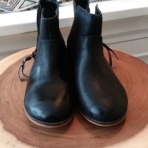 Girls black Cat and Jack boots size 3